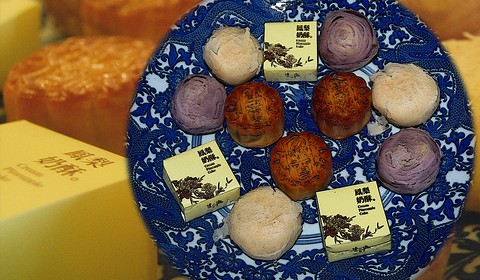 Moon cakes eaten during the Moon Festival. Photo by flickr user gariandcannon.