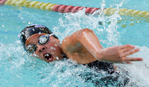 Varsity team member Yu-Shien ’15 swims the 50-yard freestyle event at the Sunshine League Finals on May 2, 2013. Yu-Shien placed fifth in the event while her teammate and captain Jaylen ’14 scored an impressive third. Photo by Rand Bleimeister.