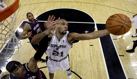A Spurs team member drives to the basket for a layup. Photo by flikr user mitbbs2008.
