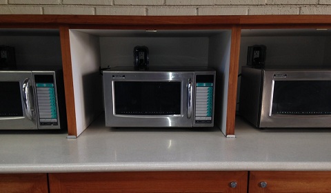 Many girls believe that the microwaves outside of Café M are in need of repair. Photo by Baxter '16.
