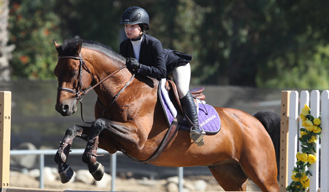 Nina '16 rides her horse to victory. Photo by Chris Colthart