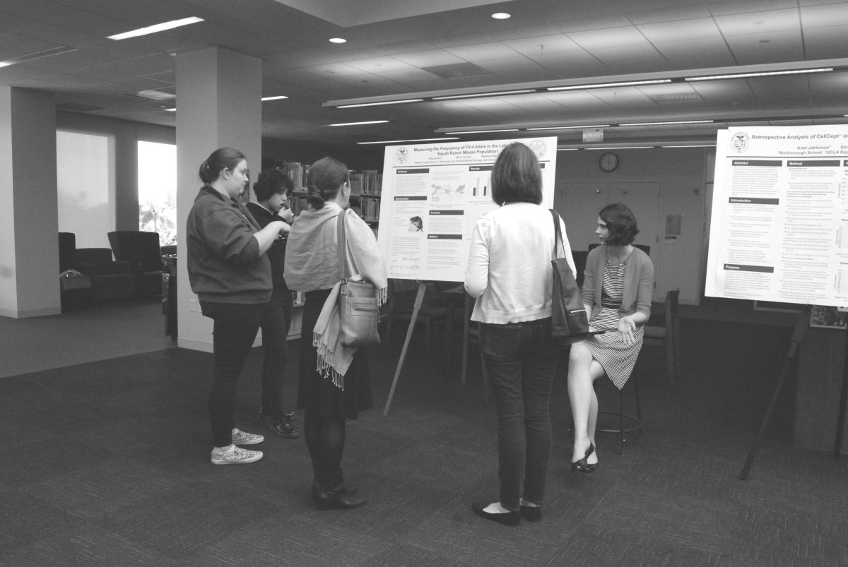 Alanna 16 presents her Honors Research in Science poster.
Photo by Sora 18.