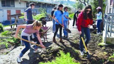 Marlborough students help to build green spaces at El Sereno Middle School. Photo by Evelyn 17.  